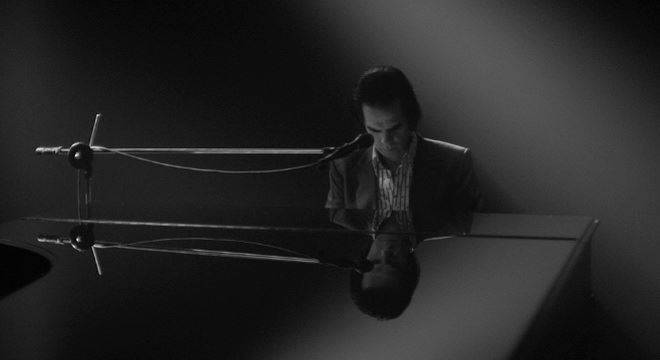 RECENZE: Nick Cave hledá cestu z temnoty. Našel ji v exkluzivním dokumentu?