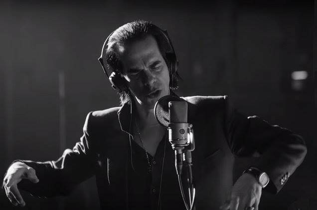RECENZE: Nick Cave hledá cestu z temnoty. Našel ji v exkluzivním dokumentu?