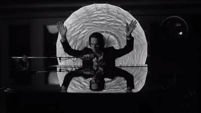 RECENZE: Nick Cave hledá cestu z temnoty. Našel ji v exkluzivním dokumentu?