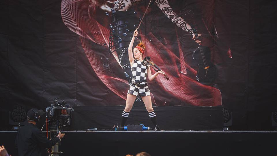 LIVE: Lollapalooza v Berlíně: Lindsey Stirling se věnovala hlavně gymnastice, Kings Of Leon potvrdili svou pověst