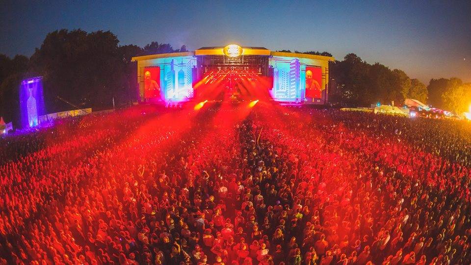 LIVE: Lollapalooza v Berlíně: Lindsey Stirling se věnovala hlavně gymnastice, Kings Of Leon potvrdili svou pověst