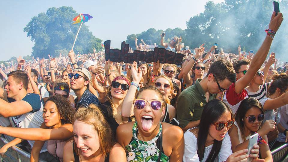 LIVE: Lollapalooza v Berlíně: Lindsey Stirling se věnovala hlavně gymnastice, Kings Of Leon potvrdili svou pověst