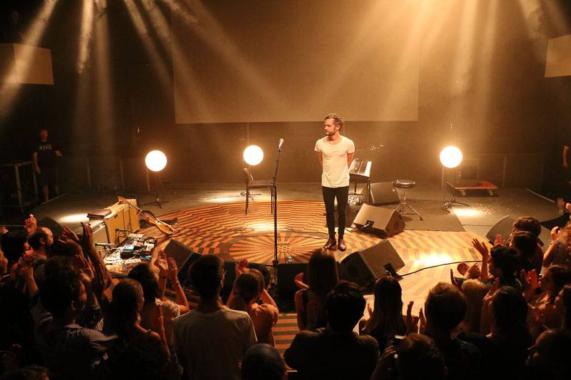 LIVE: The Tallest Man On Earth odehrál v Praze folkovou one man show