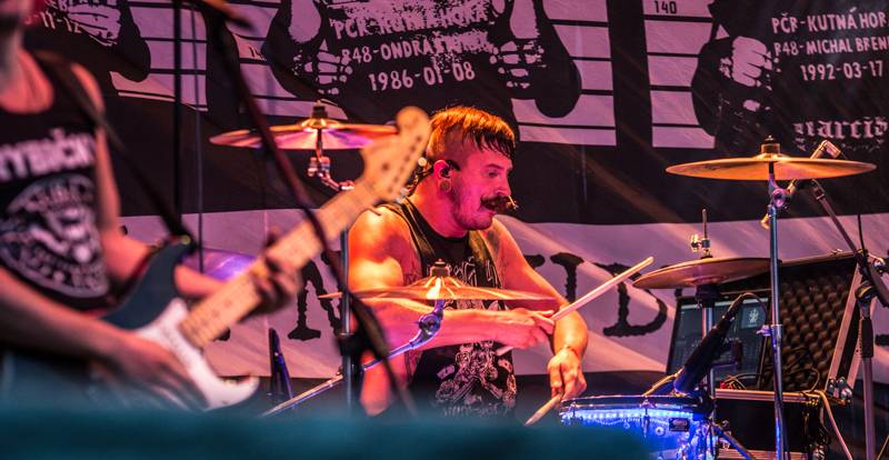 LIVE: Kamera open air doplatil na špatné počasí. UDG nebo Rybičky 48 přesto bavili