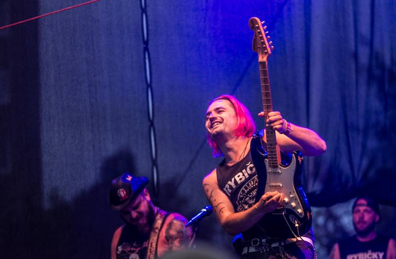 LIVE: Kamera open air doplatil na špatné počasí. UDG nebo Rybičky 48 přesto bavili