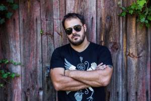 RECENZE: Xindl X hází topícím se lidem záchranný kruh