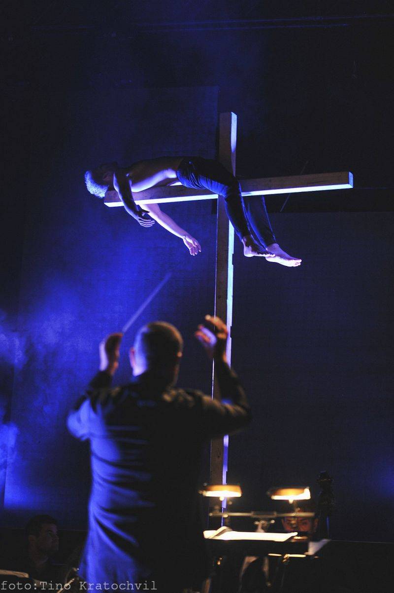 LIVE: Bernstein Mass: Je Dykův vysněný projekt splněným snem i pro samotného diváka?