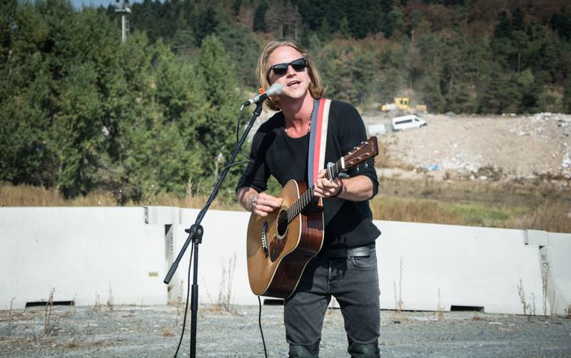 LIVE: Tomáš Klus zahrál na skládce v Třebíči a podpořil ekologii