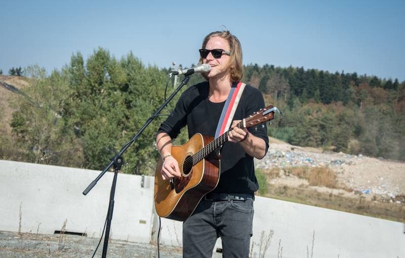 LIVE: Tomáš Klus zahrál na skládce v Třebíči a podpořil ekologii