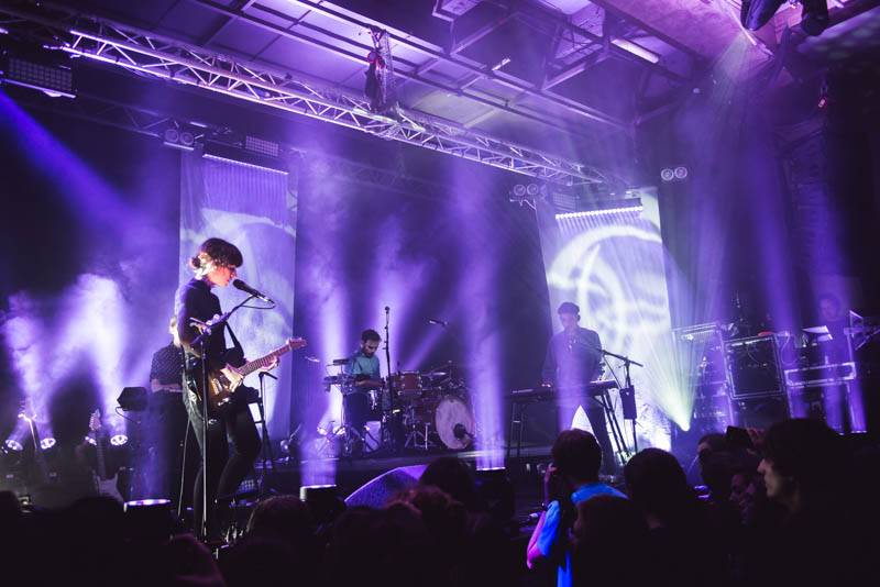 LIVE: Kapela Daughter zraje stejně jako nesmělá dívka ve femme fatale