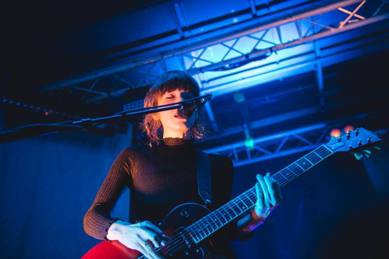 LIVE: Kapela Daughter zraje stejně jako nesmělá dívka ve femme fatale