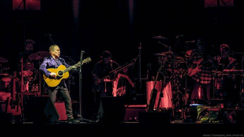 LIVE: Paul Simon v Praze dokázal, že je legenda s velkým L. Vedle hitů vzpomínal na Václava Havla