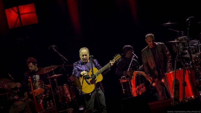 LIVE: Paul Simon v Praze dokázal, že je legenda s velkým L. Vedle hitů vzpomínal na Václava Havla