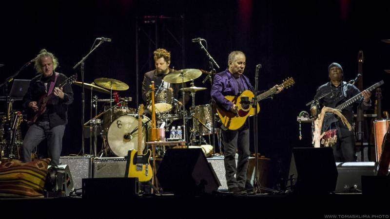 LIVE: Paul Simon v Praze dokázal, že je legenda s velkým L. Vedle hitů vzpomínal na Václava Havla