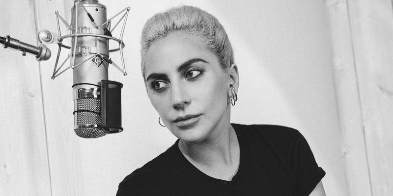 RECENZE: Lady Gaga ze sebe shodila všechny flákoty masa. Teď je z ní Joanne