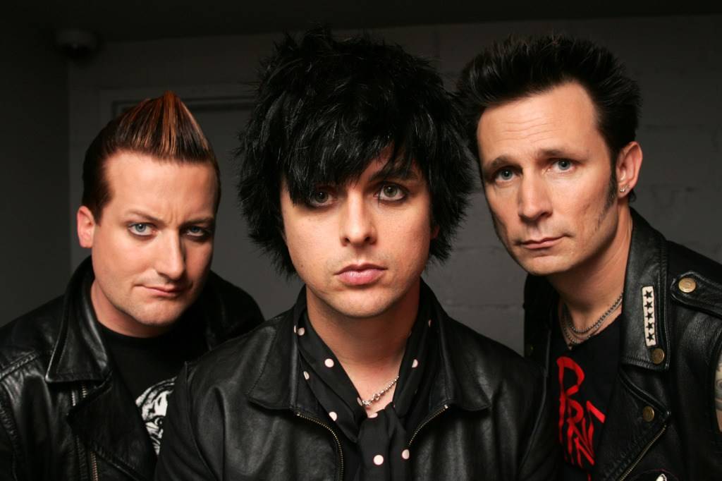 RECENZE: Green Day hrají v revolučním rádiu předvídatelnou hudbu