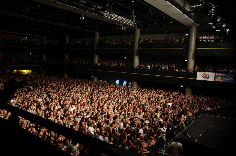 No Name oslavili dvacítku ve Foru Karlín: Přivezli konfety, plamenomety i raritní kazetu