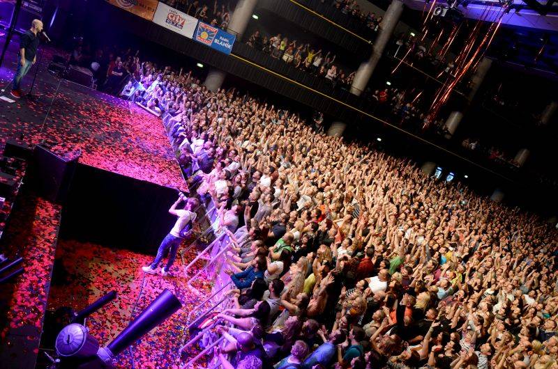 No Name oslavili dvacítku ve Foru Karlín: Přivezli konfety, plamenomety i raritní kazetu