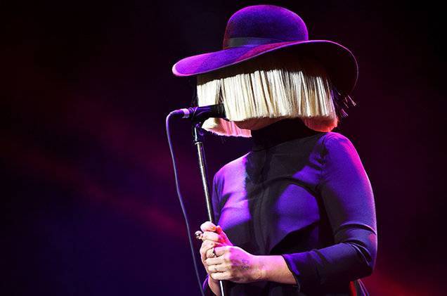 RECENZE: Sia v nové edici desky This Is Acting zvážněla