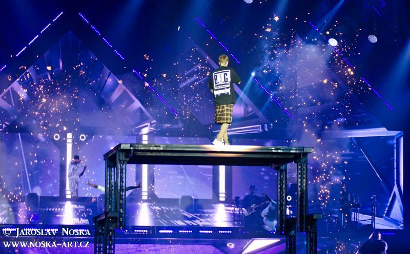 LIVE: Justin Bieber v Praze vsadil všechno na show. Koncert odzpíval na playback