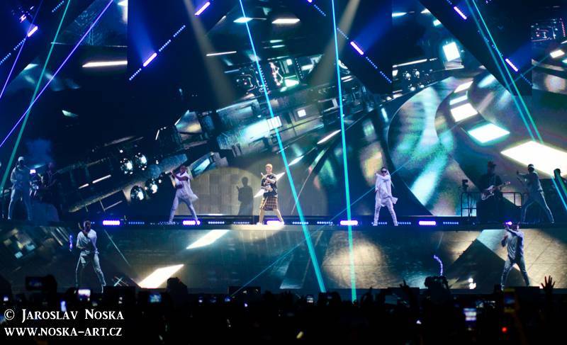 LIVE: Justin Bieber v Praze vsadil všechno na show. Koncert odzpíval na playback
