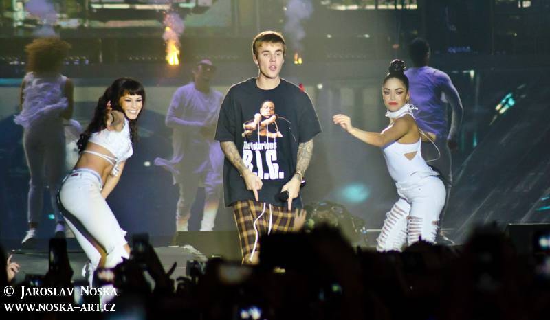 LIVE: Justin Bieber v Praze vsadil všechno na show. Koncert odzpíval na playback