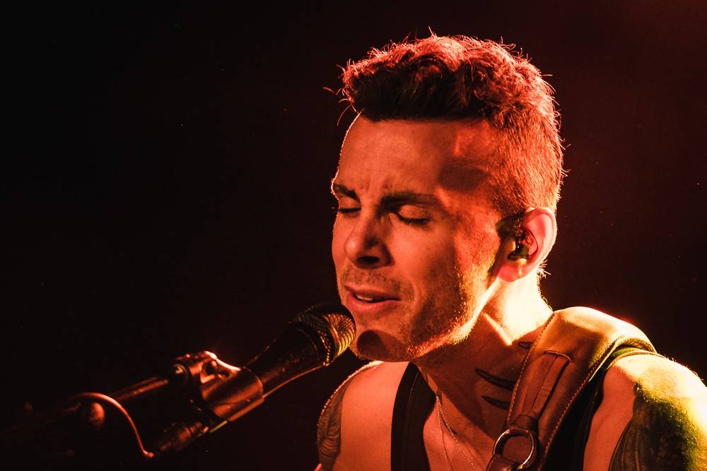LIVE: Asaf Avidan nevědomky navázal na oslavy svobody ze 17. listopadu
