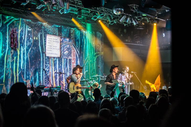 LIVE: Mig 21 proměnili klub v jednu velkou saunu, pod kotlem přitopil i Vojta Dyk