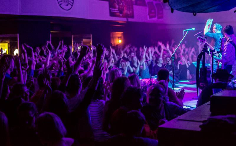 LIVE: Mig 21 proměnili klub v jednu velkou saunu, pod kotlem přitopil i Vojta Dyk