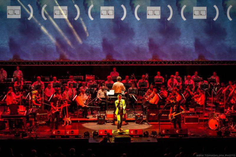 LIVE: Tata Bojs a symfonický orchestr vytvořili ve Foru Karlín dokonalou symbiózu