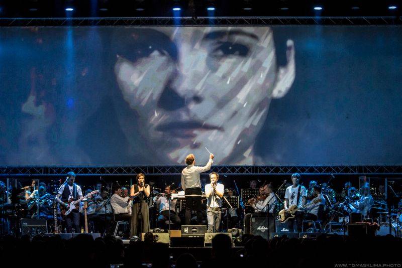 LIVE: Tata Bojs a symfonický orchestr vytvořili ve Foru Karlín dokonalou symbiózu