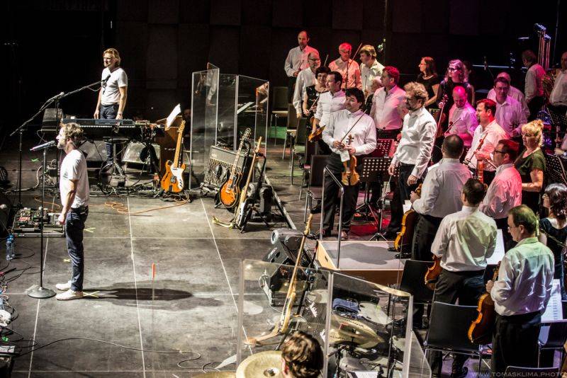 LIVE: Tata Bojs a symfonický orchestr vytvořili ve Foru Karlín dokonalou symbiózu