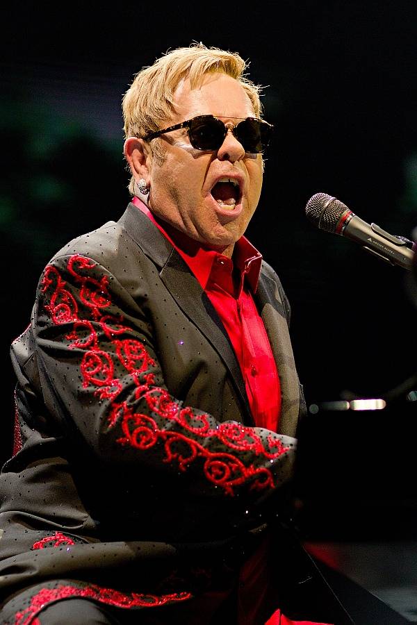LIVE: Sir Elton John se svým profesorsky přesným popem obklopil Prahu