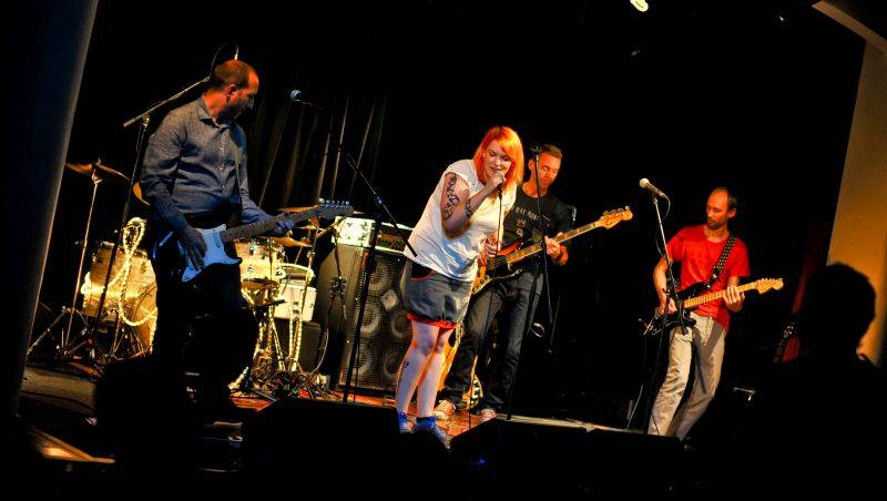 RECENZE: Černý kůň českého rocku Gingerhead ukazuje sílu hned na své prvotině