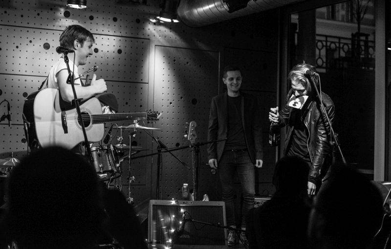 LIVE: Thom Artway měl na křtu v Jazz Docku Tomáše Kluse, ježkův dort i zvon Václav