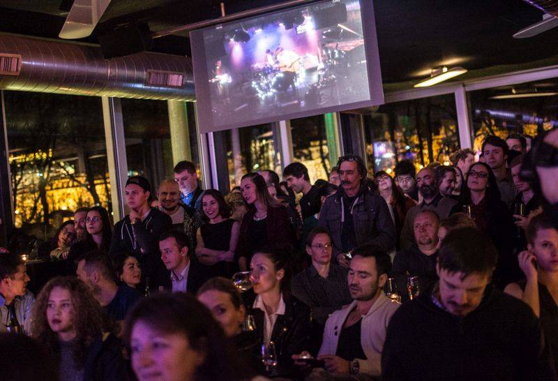 LIVE: Thom Artway měl na křtu v Jazz Docku Tomáše Kluse, ježkův dort i zvon Václav