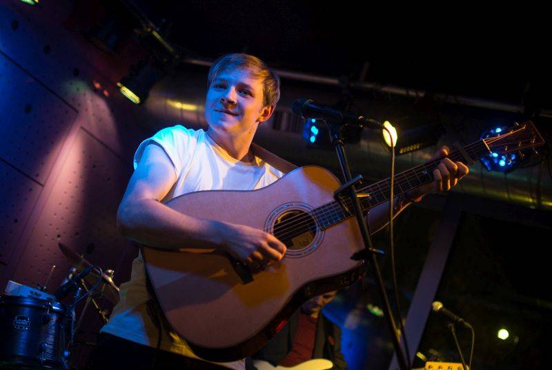 LIVE: Thom Artway měl na křtu v Jazz Docku Tomáše Kluse, ježkův dort i zvon Václav