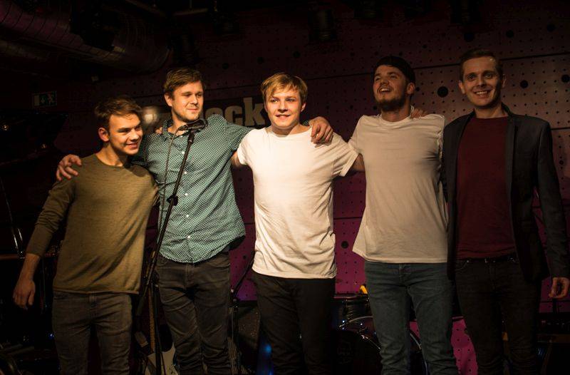 LIVE: Thom Artway měl na křtu v Jazz Docku Tomáše Kluse, ježkův dort i zvon Václav