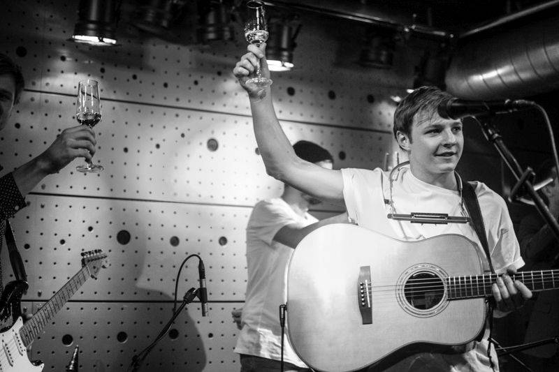 LIVE: Thom Artway měl na křtu v Jazz Docku Tomáše Kluse, ježkův dort i zvon Václav