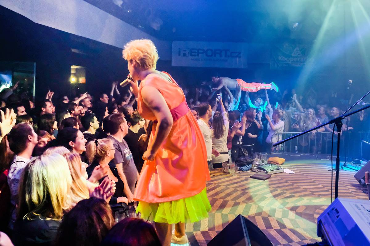 LIVE: Monkey Business vyprodali třikrát po sobě LMB, uctili Radima Hladíka a zpívali s Danem Bártou