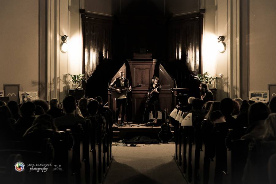 LIVE: teepee v kostele zahřáli světelnou energií svých procítěných písniček