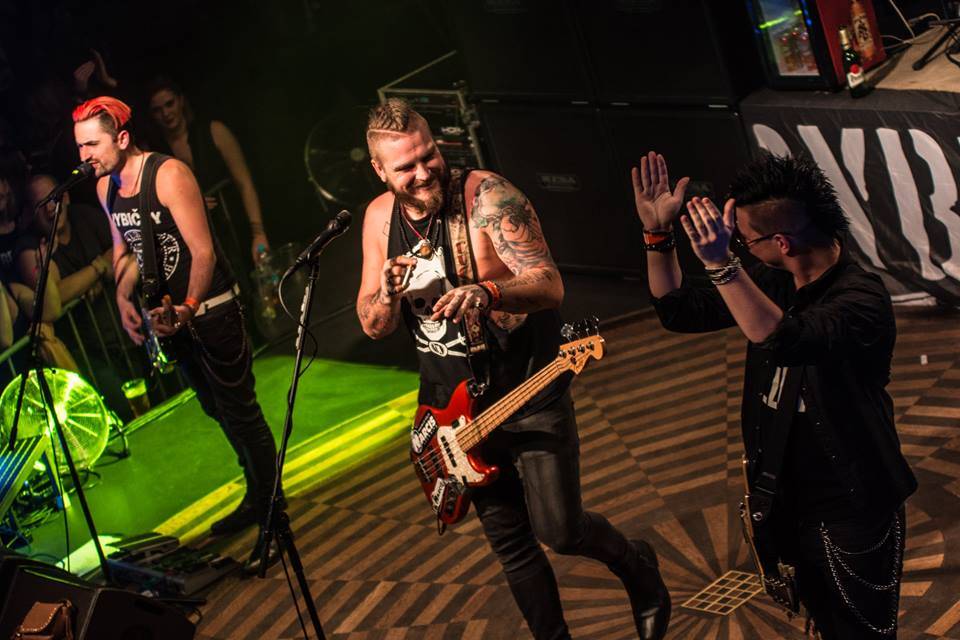 LIVE: Rybičky 48 řekli 1000eré díky i v Praze, nezapomněli ani na charitu