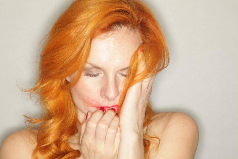 RECENZE: Iva Pazderková na své desce nenaplňuje představu televizní hvězdy, je niterná a osobitá