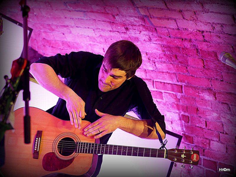 LIVE: Tomáš Klus starý i nový, český i slovenský. Retro koncert v Praze měl charakter přátelského večírku