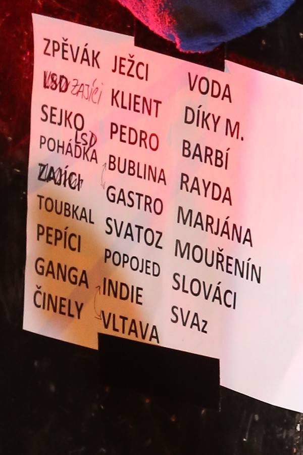 LIVE: Wohnout zahráli v prvním elektrifikovaném divadle v Evropě... akusticky