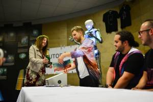 LIVE: Skupině Nebe pokřtil desku mluvící robot! Podívejte se na videu, jak situaci vtipně glosoval