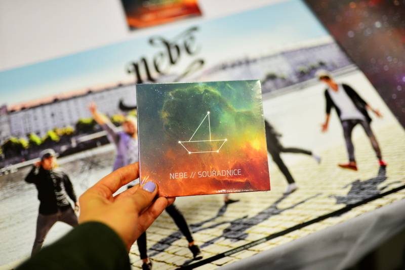 LIVE: Skupině Nebe pokřtil desku mluvící robot! Podívejte se na videu, jak situaci vtipně glosoval