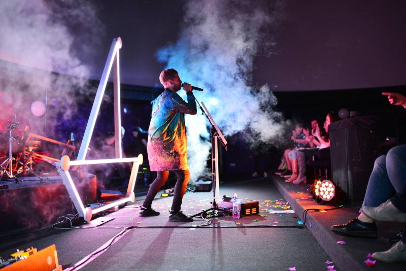 LIVE: Skupině Nebe pokřtil desku mluvící robot! Podívejte se na videu, jak situaci vtipně glosoval