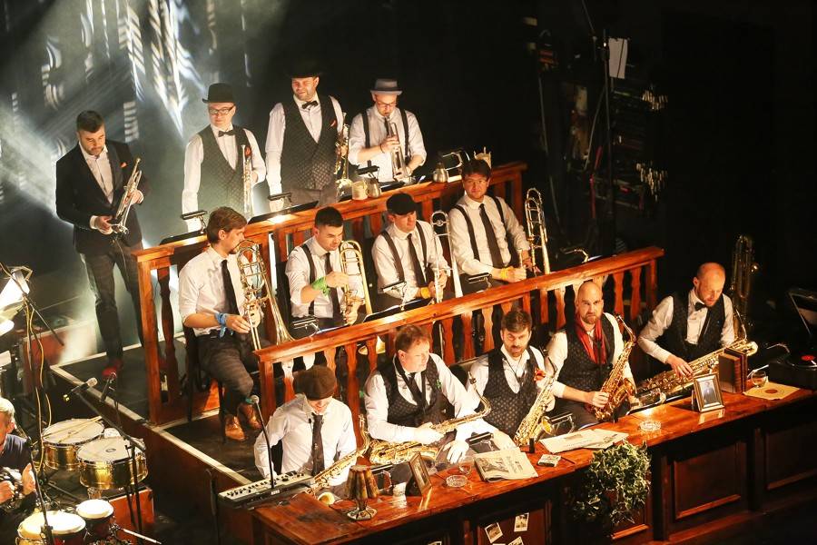 LIVE: Vojta Dyk a B-Side Band otevřeli ve Foru Karlín bar a ohromili velkolepou show
