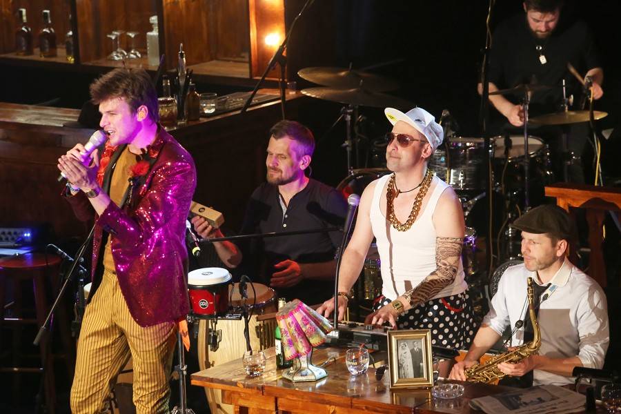 LIVE: Vojta Dyk a B-Side Band otevřeli ve Foru Karlín bar a ohromili velkolepou show